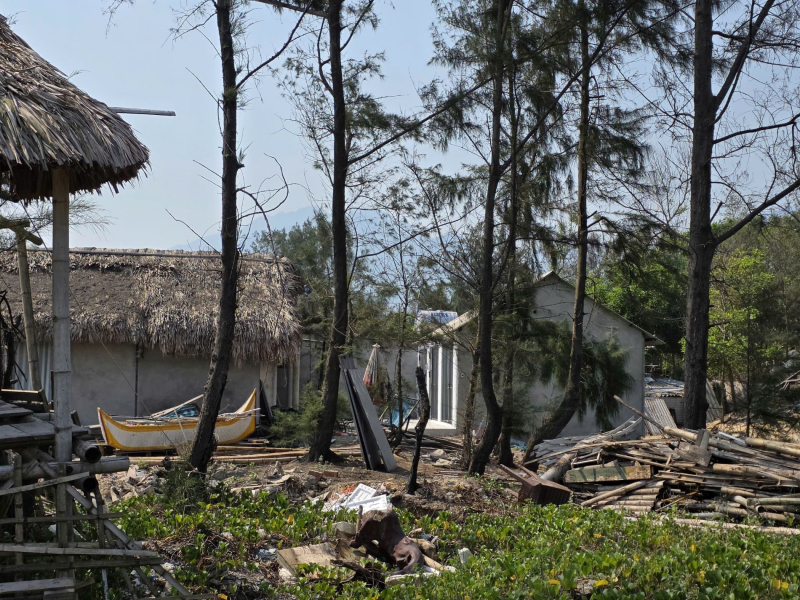 Lăng Cô (Huế): Lối xuống biển bị “tư hữu hóa mềm” bởi hàng quán -0