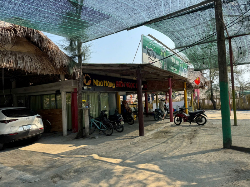 Lăng Cô (Huế): Lối xuống biển bị “tư hữu hóa mềm” bởi hàng quán -0