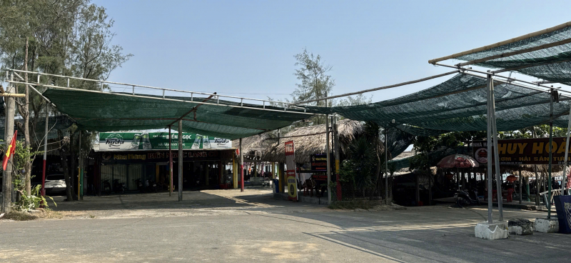 Lăng Cô (Huế): Lối xuống biển bị “tư hữu hóa mềm” bởi hàng quán -0