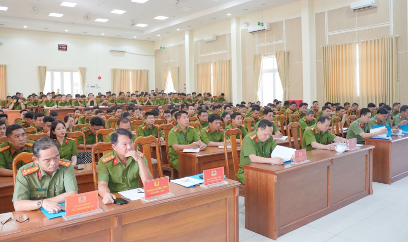 100% Công an cơ sở ở Cà Mau sẵn sàng cấp căn cước, định danh điện tử -0