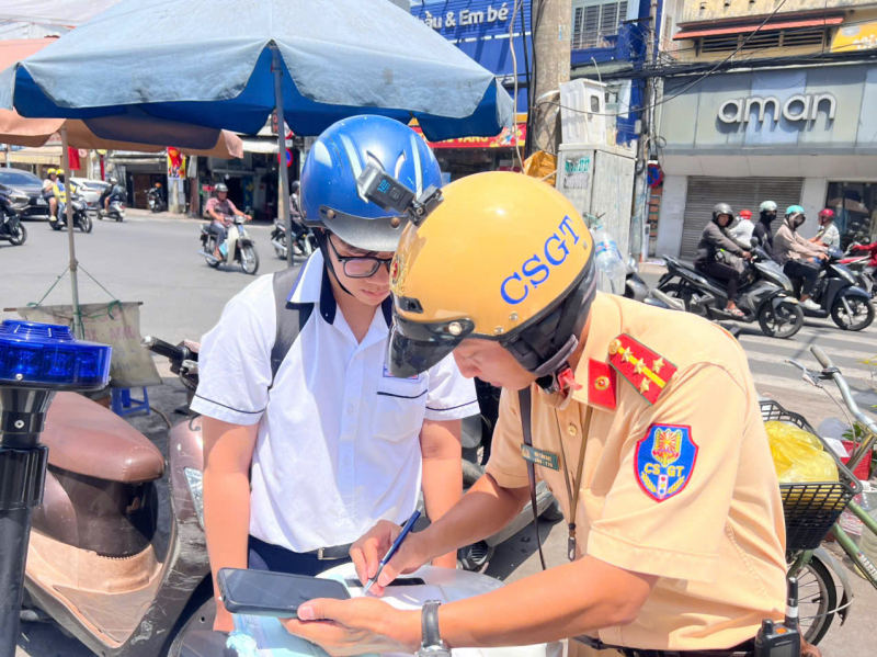 Phụ huynh cần giao đúng loại phương tiện để học sinh an toàn khi lưu thông trên đường phố -0