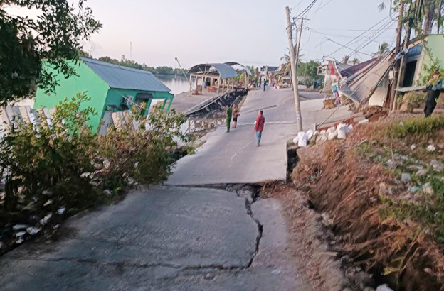 Sạt lở cuốn trôi nhà, gây sụt lún ở Cà Mau -0