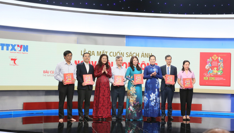 Ra mắt sách ảnh về những dấu ấn nổi bật của bầu cử đại biểu Quốc hội khóa XVI -0