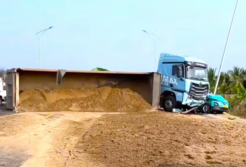 Xe tải tông xe taxi khiến một hành khách tử vong, tài xế xe taxi bị thương nặng -0