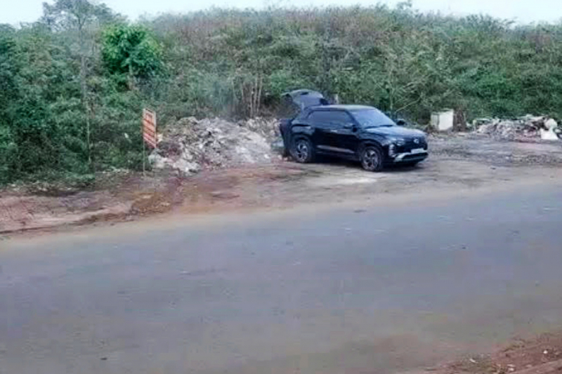 Điều khiển xế sang đi đổ trộm rác thải, một người đàn ông bị xử phạt -0