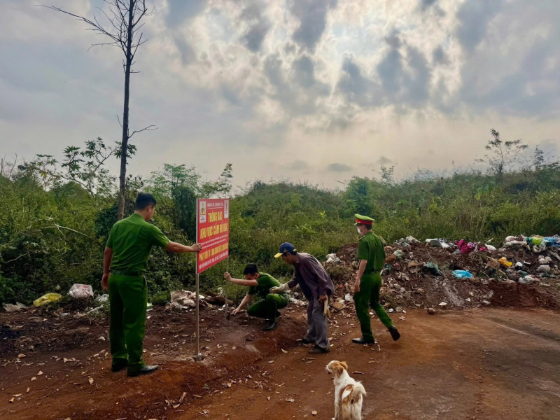 Điều khiển xế sang đi đổ trộm rác thải, một người đàn ông bị xử phạt -0