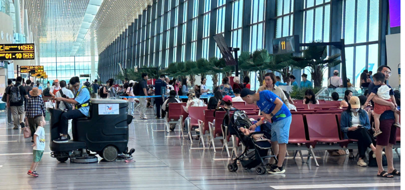 Ga hành khách sân bay Tân Sơn Nhất thông thoáng trong ngày đầu nghỉ lễ  -0