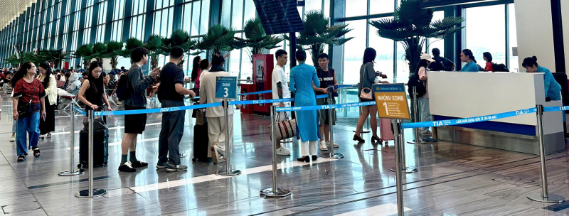 Ga hành khách sân bay Tân Sơn Nhất thông thoáng trong ngày đầu nghỉ lễ  -0