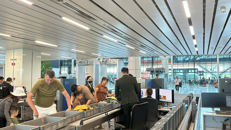 Ga hành khách sân bay Tân Sơn Nhất thông thoáng trong ngày đầu nghỉ lễ  -0