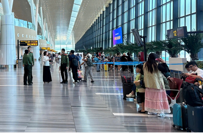 Ga hành khách sân bay Tân Sơn Nhất thông thoáng trong ngày đầu nghỉ lễ  -0