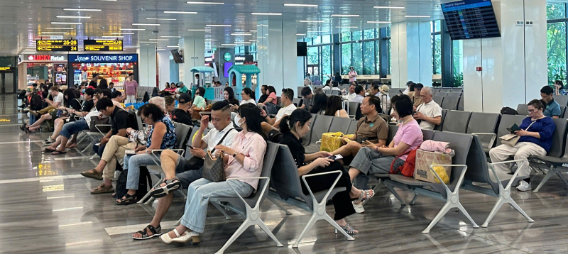 Ga hành khách sân bay Tân Sơn Nhất thông thoáng trong ngày đầu nghỉ lễ  -0