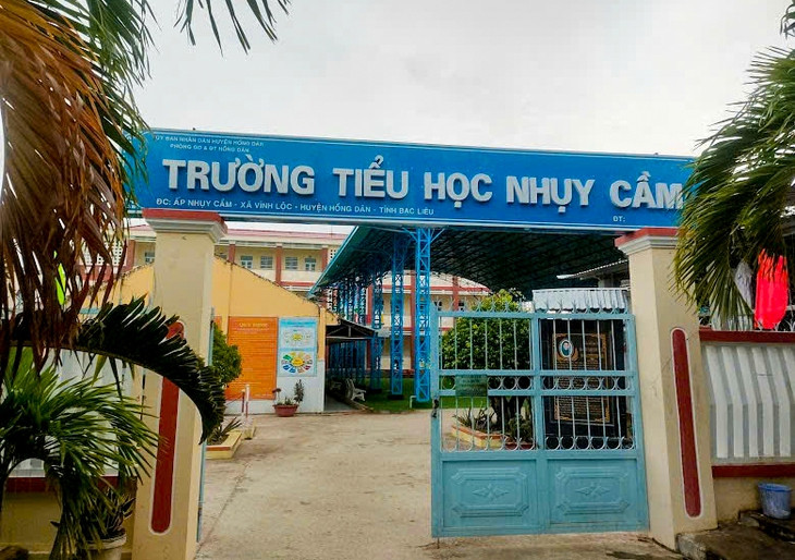 Hơn 40 học sinh nhập viện sau bữa ăn 