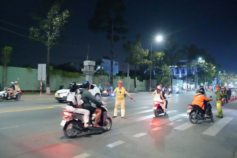 CSGT Đồng Nai “săn” xe độ, dập tắt tiếng pô, chặn đứng “quái xế” -0