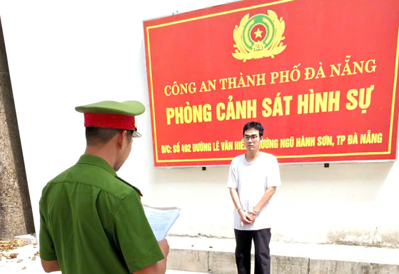 Thiếu nữ bị bạn trai cũ dùng clip để khống chế, cưỡng dâm và ép buộc quan hệ với nhiều người -0