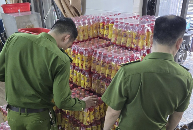 Bắt tạm giam đối tượng sản xuất hàng giả là thực phẩm bán cho học sinh -0