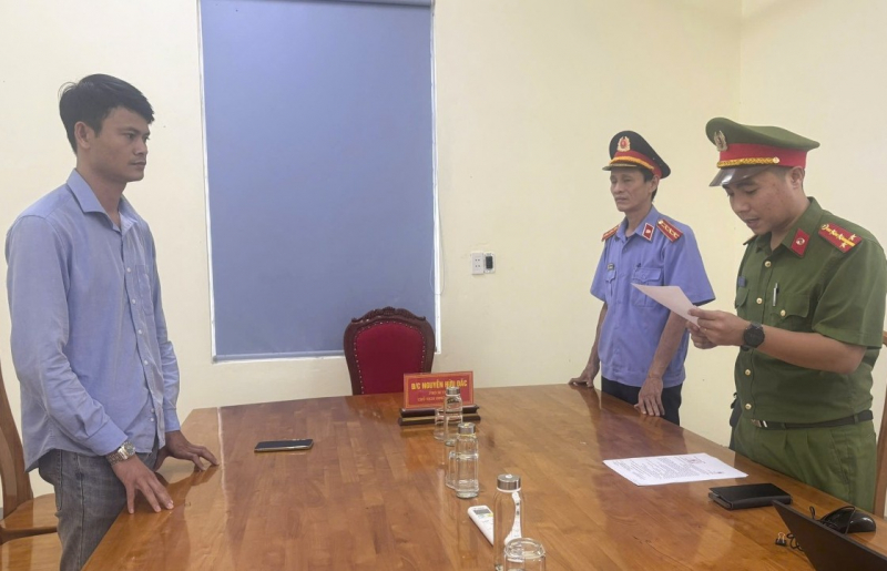 Bắt tạm giam đối tượng sản xuất hàng giả là thực phẩm bán cho học sinh -0