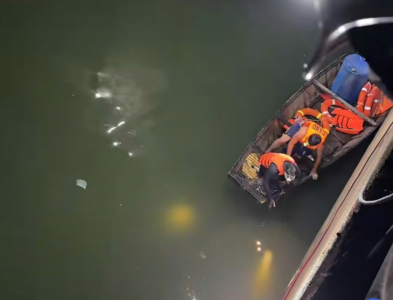 Buồn chuyện gia đình, hai vợ chồng đưa nhau đến bờ hồ rồi tự tử -0