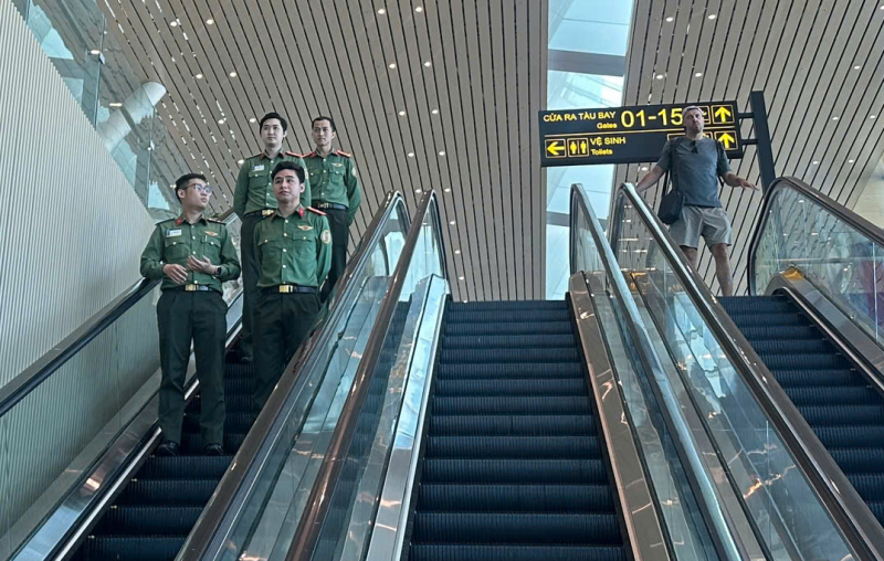 Ga hành khách sân bay Tân Sơn Nhất thông thoáng trong ngày đầu nghỉ lễ  -0