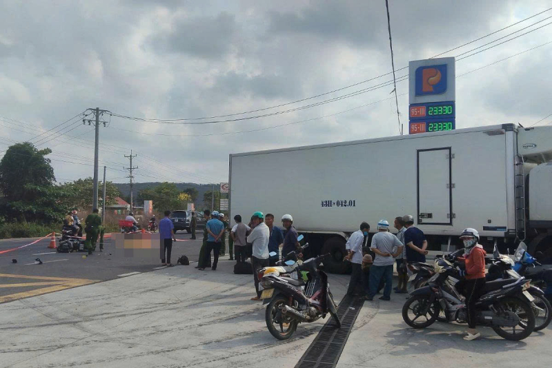 Xe máy va chạm với xe tải đang rẽ vào cây xăng, 2 người thương vong -0