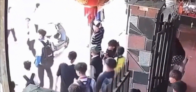 Công an điều tra vụ việc nam học sinh lớp 8 bị xịt hơi cay trước cổng trường -0