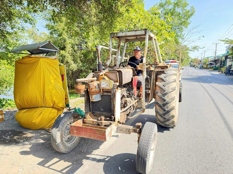 Di chuyển trên đường thành phố, tài xế và chủ 2 xe máy cày bị phạt hơn 170 triệu đồng -0