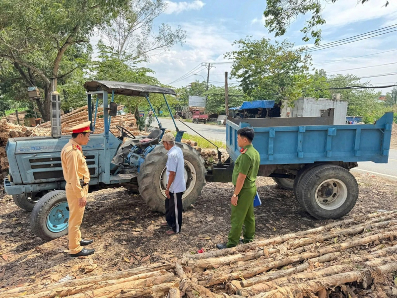 Di chuyển trên đường thành phố, tài xế và chủ 2 xe máy cày bị phạt hơn 170 triệu đồng -0