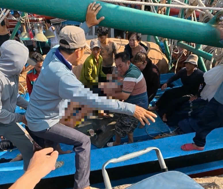 Ngạt khí dưới hầm tàu cá, 2 anh em phải đi cấp cứu -0