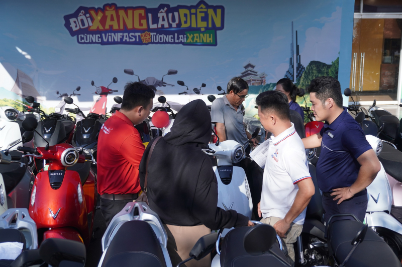 Nhiều người dân miền Tây tranh thủ mua xe nhận ưu đãi tháng 4 trong ngày hội “Đổi xăng lấy điện” -0