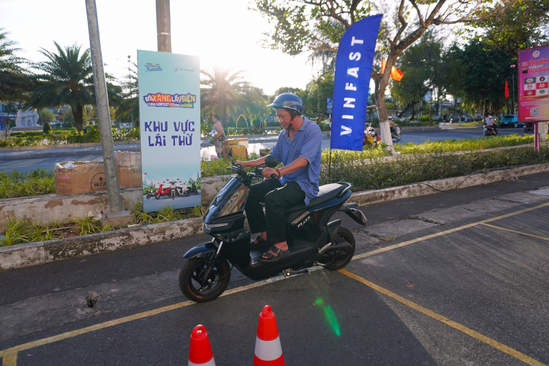 Nhiều người dân miền Tây tranh thủ mua xe nhận ưu đãi tháng 4 trong ngày hội “Đổi xăng lấy điện” -0