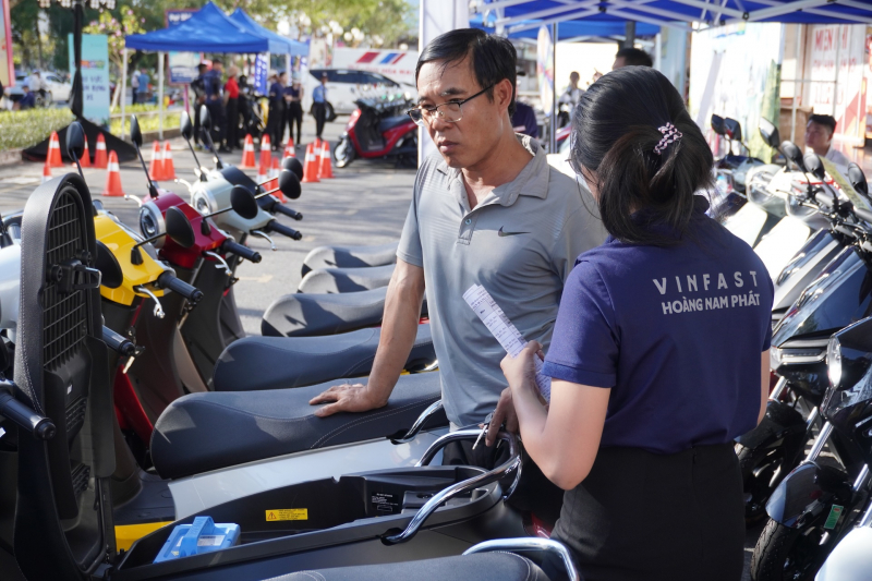 Nhiều người dân miền Tây tranh thủ mua xe nhận ưu đãi tháng 4 trong ngày hội “Đổi xăng lấy điện” -1