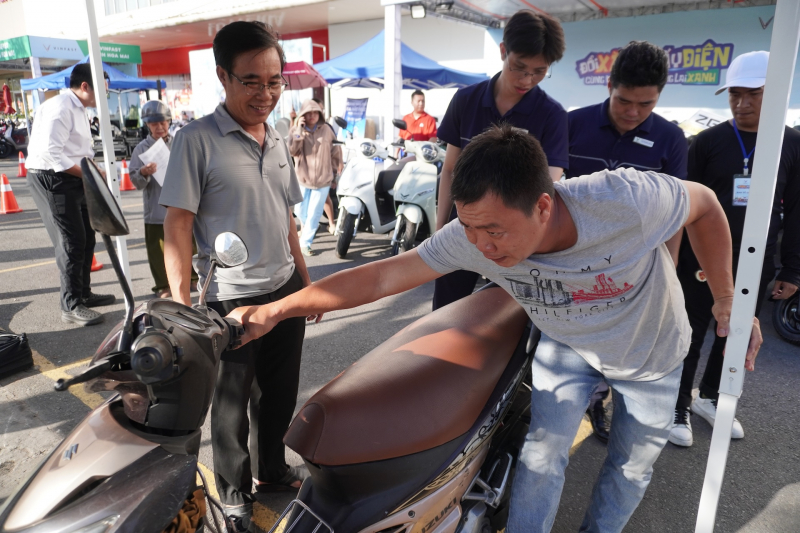 Nhiều người dân miền Tây tranh thủ mua xe nhận ưu đãi tháng 4 trong ngày hội “Đổi xăng lấy điện” -0