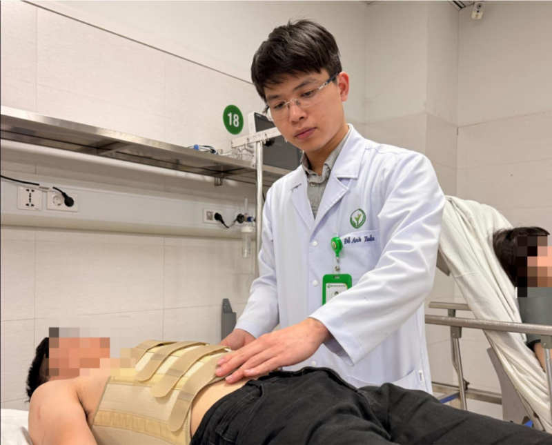 Cấp cứu các nạn nhân trong vụ xe khách lao xuống vực -0