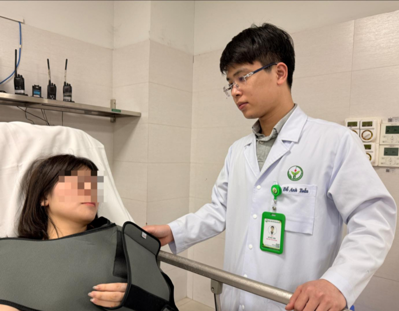 Cấp cứu các nạn nhân trong vụ xe khách lao xuống vực -0