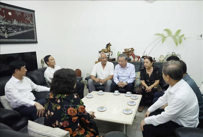 Tổng Bí thư, Chủ tịch nước Tô Lâm dâng hương tưởng nhớ các đồng chí lãnh đạo tiền bối -1