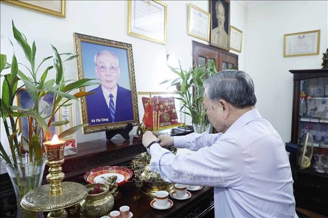 Tổng Bí thư, Chủ tịch nước Tô Lâm dâng hương tưởng nhớ các đồng chí lãnh đạo tiền bối -1