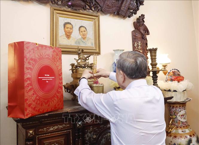 Tổng Bí thư, Chủ tịch nước Tô Lâm dâng hương tưởng nhớ các đồng chí lãnh đạo tiền bối -1