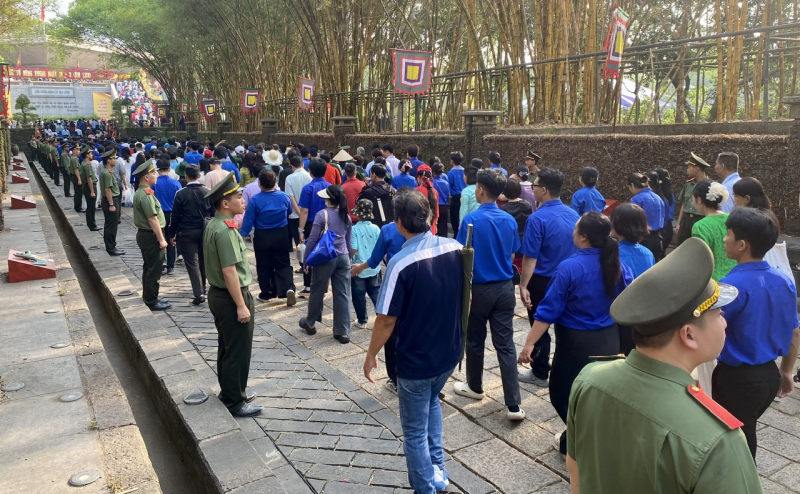 Hàng ngàn người dân thành phố mang tên Bác dự lễ Giỗ tổ Hùng Vương -1