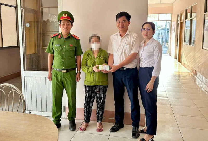 Công an xã kịp thời ngăn chặn người phụ nữ chuyển tiền cho đối tượng lừa đảo -0