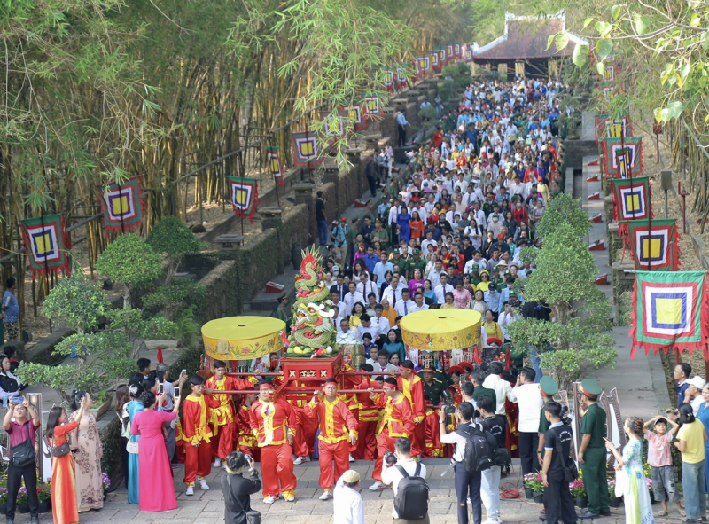 Hàng ngàn người dân thành phố mang tên Bác dự lễ Giỗ tổ Hùng Vương -2