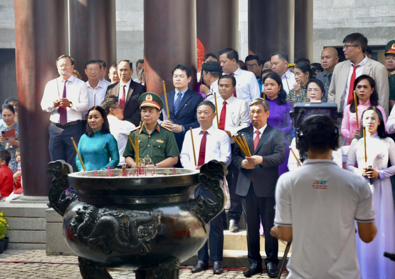 Hàng ngàn người dân thành phố mang tên Bác dự lễ Giỗ tổ Hùng Vương -4