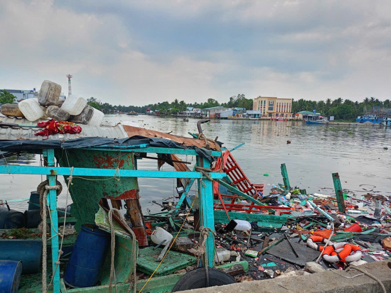 Cháy, nổ tàu cá tại Bến phà Tắc Cậu, 7 người bị thương -0