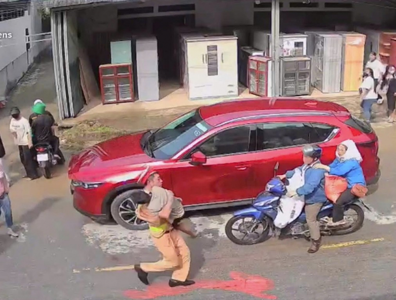 CSGT kịp thời cứu sống cháu bé bị điện giật tại lễ hội Then Kin Pang -0