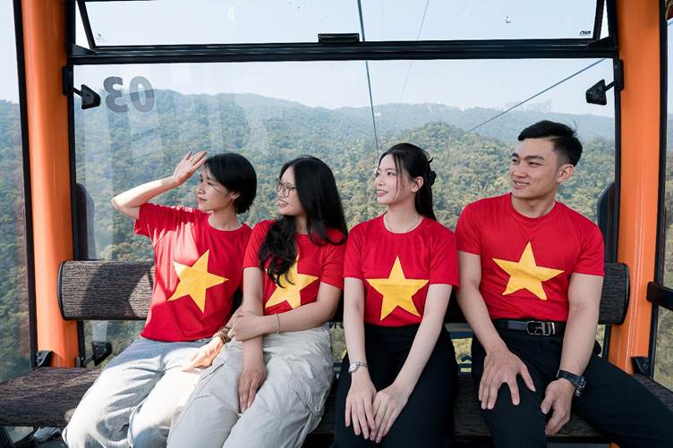 Du khách hồ hởi tận hưởng kỳ nghỉ đích thực trên đỉnh Bà Nà dịp lễ 30/4 -0