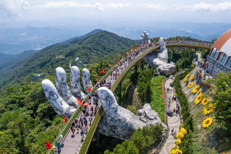 Du khách hồ hởi tận hưởng kỳ nghỉ đích thực trên đỉnh Bà Nà dịp lễ 30/4 -1