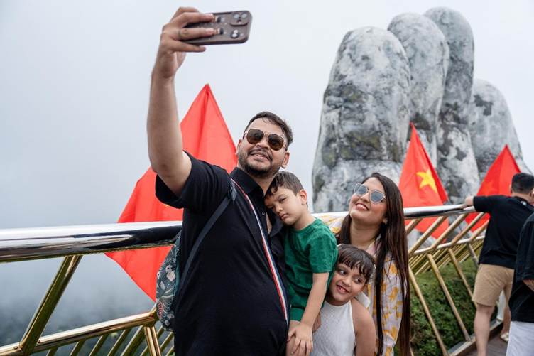 Du khách hồ hởi tận hưởng kỳ nghỉ đích thực trên đỉnh Bà Nà dịp lễ 30/4 -2