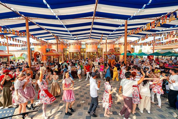 Du khách hồ hởi tận hưởng kỳ nghỉ đích thực trên đỉnh Bà Nà dịp lễ 30/4 -3