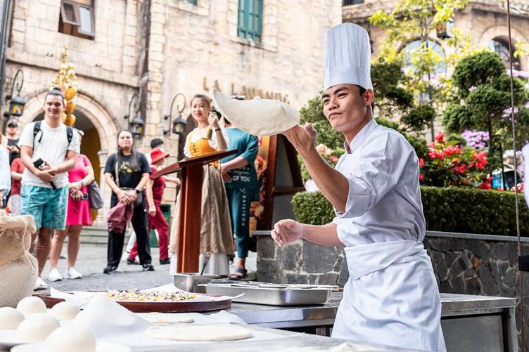 Du khách hồ hởi tận hưởng kỳ nghỉ đích thực trên đỉnh Bà Nà dịp lễ 30/4 -4