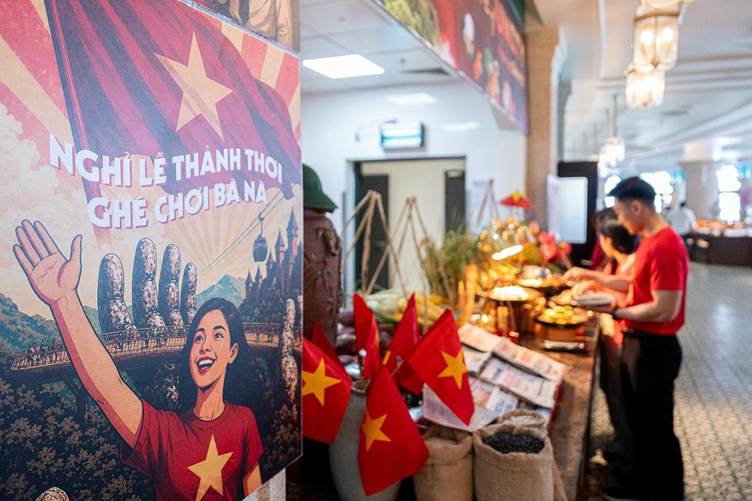 Du khách hồ hởi tận hưởng kỳ nghỉ đích thực trên đỉnh Bà Nà dịp lễ 30/4 -5