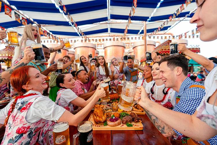 Du khách hồ hởi tận hưởng kỳ nghỉ đích thực trên đỉnh Bà Nà dịp lễ 30/4 -7