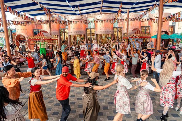 Du khách hồ hởi tận hưởng kỳ nghỉ đích thực trên đỉnh Bà Nà dịp lễ 30/4 -8